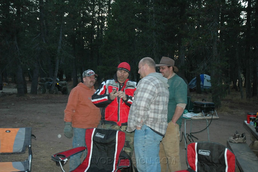 122. Ken shows Kendo and Bill, Derrick's iPhone..jpg