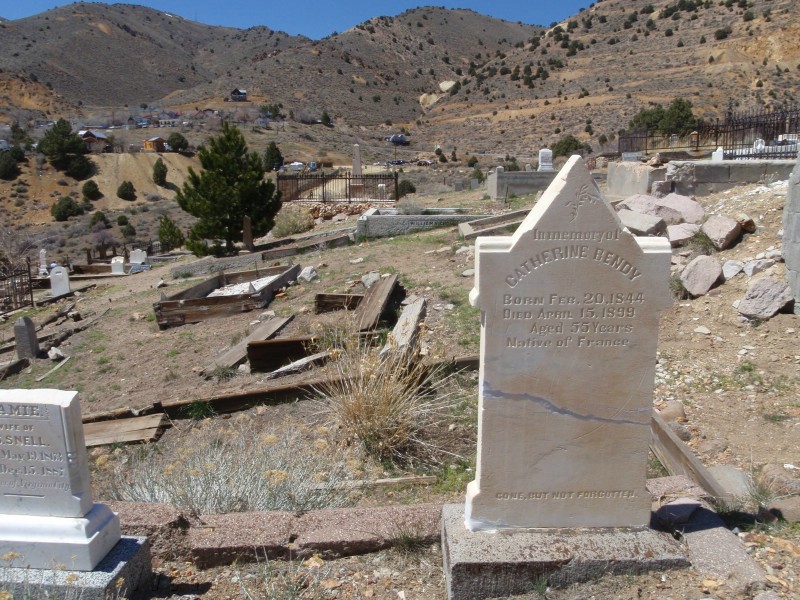 44. Lots of cool headstones..jpg